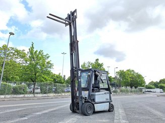 Four wheel front forklift Yale ERP30 - 11
