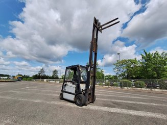 Four wheel front forklift Yale ERP30 - 6