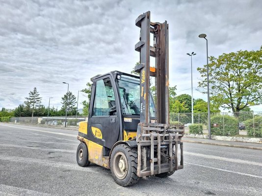 Four wheel front forklift Yale GDP35VX - 1