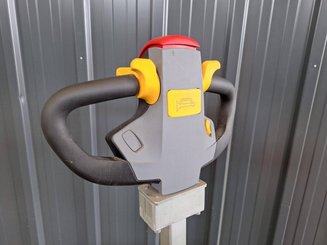 Tow tractor STI PTA1