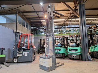 Pedestrian pallet stacker Crown WE2300-16