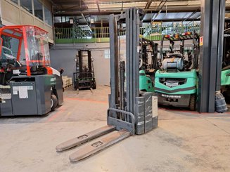 Pedestrian pallet stacker Crown WE2300-16