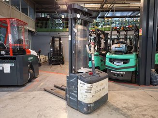 Pedestrian pallet stacker Crown WE2300-16