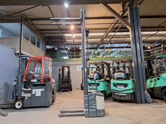 Pedestrian pallet stacker Crown WE2300-16