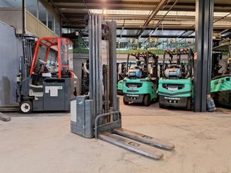Pedestrian pallet stacker Crown WE2300-16