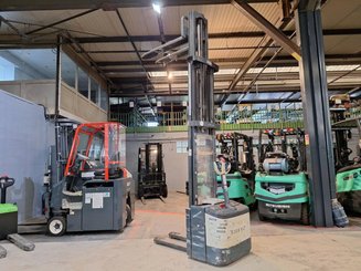Pedestrian pallet stacker Crown WE2300-16