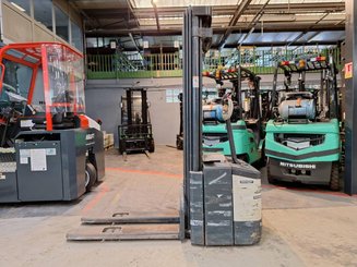 Pedestrian pallet stacker Crown WE2300-16