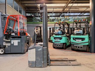 Pedestrian pallet stacker Crown WE2300-16