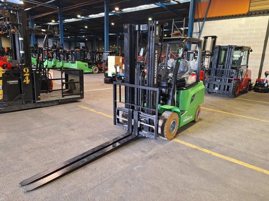 Four wheel front forklift Hangcha AE25-I - 1