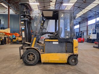 Four wheel front forklift Caterpillar EP30K - 2