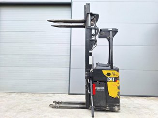 Stand-on pallet stacker Caterpillar NSR20N