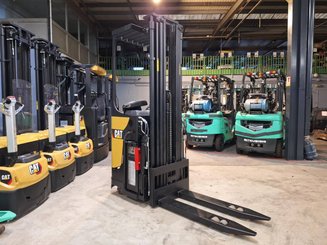 Stand-on pallet stacker Caterpillar NSR16N