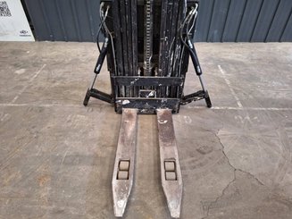 Stand-on pallet stacker Caterpillar NSR16N