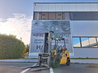 Four wheel front forklift Caterpillar GP30NTD