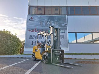 Four wheel front forklift Caterpillar GP30NTD