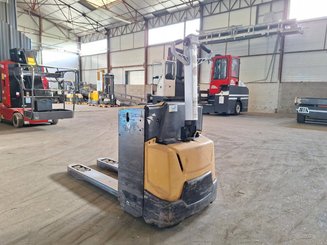 Pedestrian pallet truck Caterpillar NPP20N