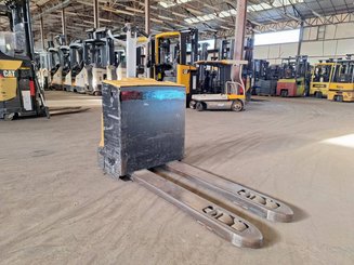 Pedestrian pallet truck Caterpillar NPP20N