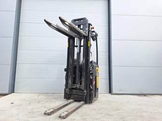 Stand-on pallet stacker Caterpillar NSR20N
