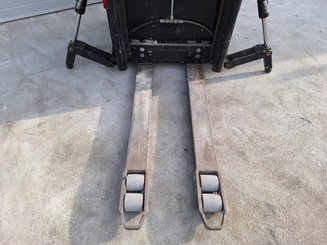 Stand-on pallet stacker Caterpillar NSR20N