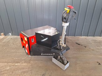 Tow tractor STI PTA2A