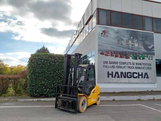 Four wheel front forklift Hangcha XE30i (CPD30-XEY2-SI)