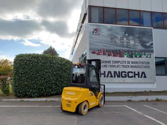 Four wheel front forklift Hangcha XE30i (CPD30-XEY2-SI)