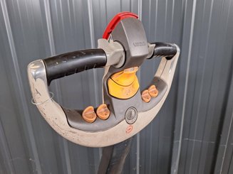 Pedestrian pallet truck Crown WP3080