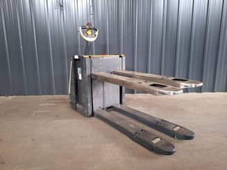 Pedestrian pallet truck Crown WP3080