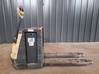 Pedestrian pallet truck Crown WP3080