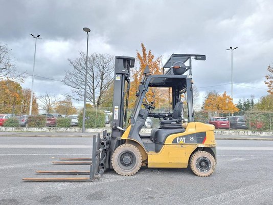 Four wheel front forklift Caterpillar GP25NT - 1