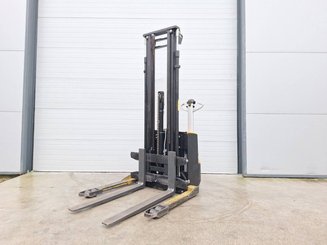 Straddle stacker Caterpillar NSP16N2S - 4