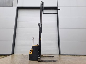 Straddle stacker Caterpillar NSP16N2S