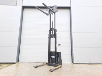 Straddle stacker Caterpillar NSP16N2S