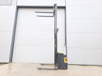 Straddle stacker Caterpillar NSP16N2S