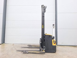 Straddle stacker Caterpillar NSP16N2S