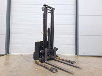 Straddle stacker Caterpillar NSP16N2S - 3