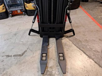 Stand-on pallet stacker Caterpillar NSR16N