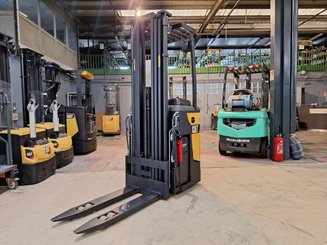 Stand-on pallet stacker Caterpillar NSR16N
