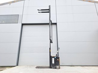 Pedestrian pallet stacker Caterpillar NSV16Ni