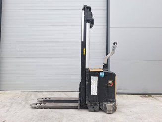 Pedestrian pallet stacker Caterpillar NSV16Ni