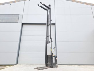 Pedestrian pallet stacker Caterpillar NSV16Ni