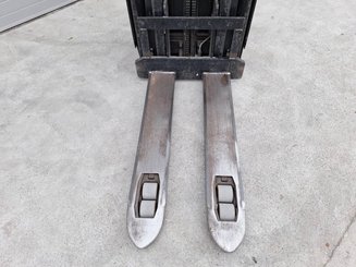 Pedestrian pallet stacker Caterpillar NSV16Ni