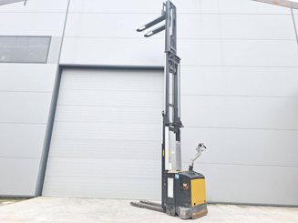 Pedestrian pallet stacker Caterpillar NSV16Ni