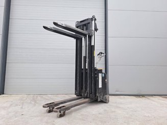 Pedestrian pallet stacker Caterpillar NSV16Ni