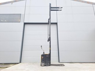 Pedestrian pallet stacker Caterpillar NSV16Ni