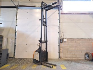 Stacker truck with folding platform Crown ET4000-1.4