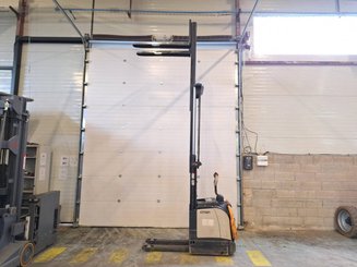 Stacker truck with folding platform Crown ET4000-1.4
