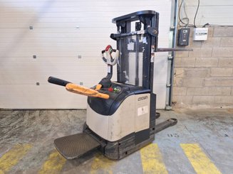 Stacker truck with folding platform Crown ET4000-1.4