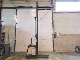Stacker truck with folding platform Crown ET4000-1.4