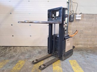 Stacker truck with folding platform Crown ET4000-1.4